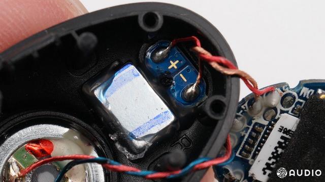 蓝牙耳机上正负极示意图
