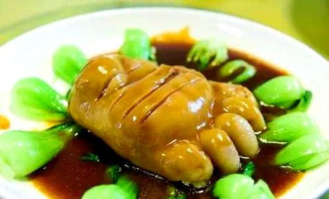 宰杀女孩炖煮脚掌汤