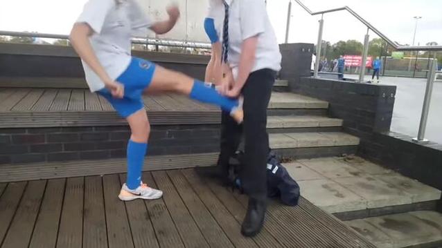 精神小妹脚踢裆踢裆视频大全集