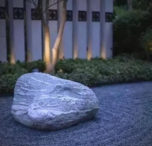 以园置石方式