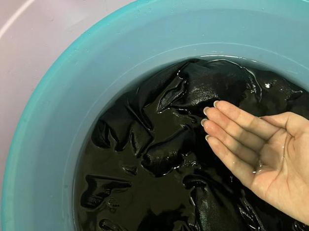深色衣服第一次怎么洗防止褪色游戏截图
