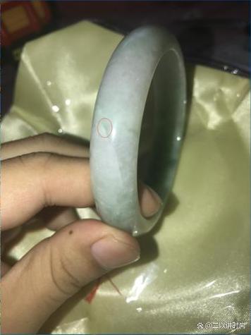 翡翠手镯戴久了有划痕