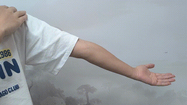摇晃手臂骨头响