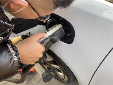 充电充到一半拔掉图标