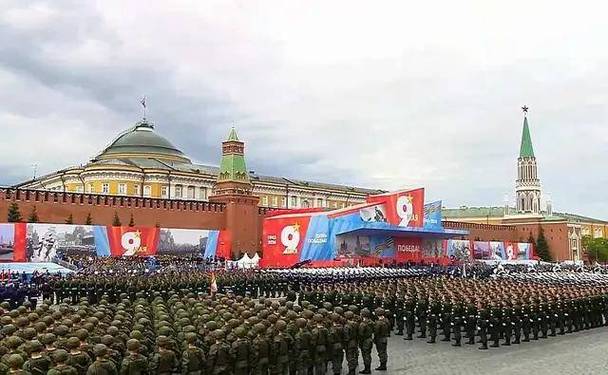 普京阅兵现场连线俄乌前线