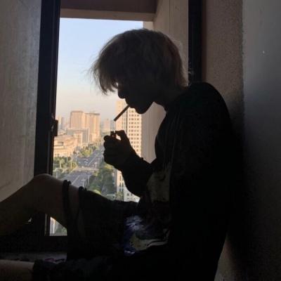 抽烟头像男生