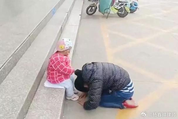 母亲给儿子下跪的后果
