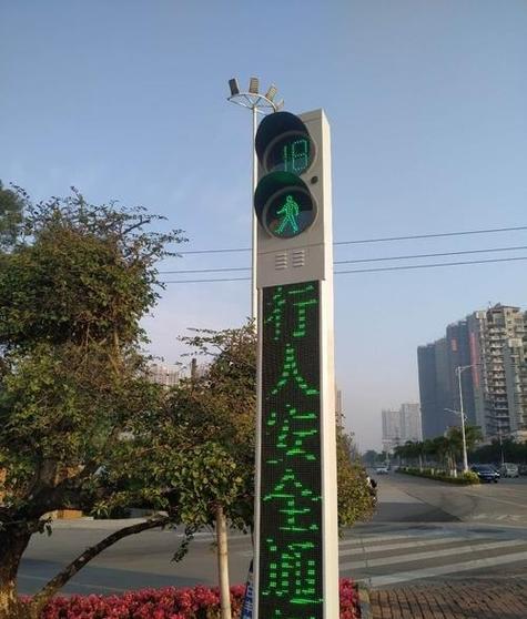 充电器插上电源亮绿灯