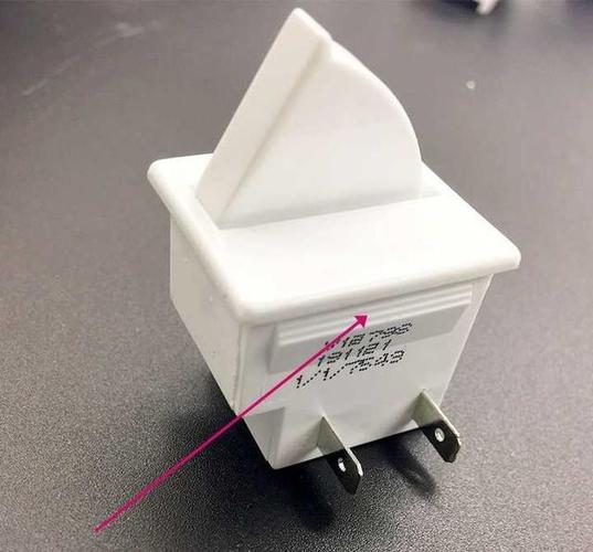 冰箱冷藏照明灯怎么拆卸更换