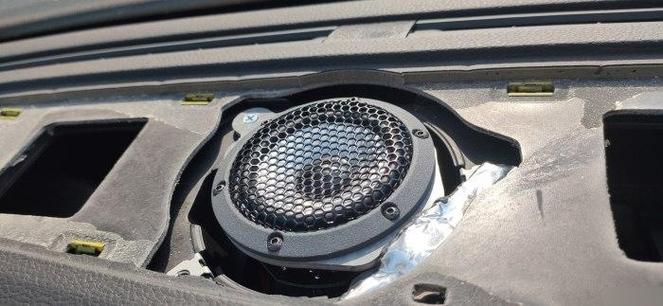 加装中置喇叭声音太大