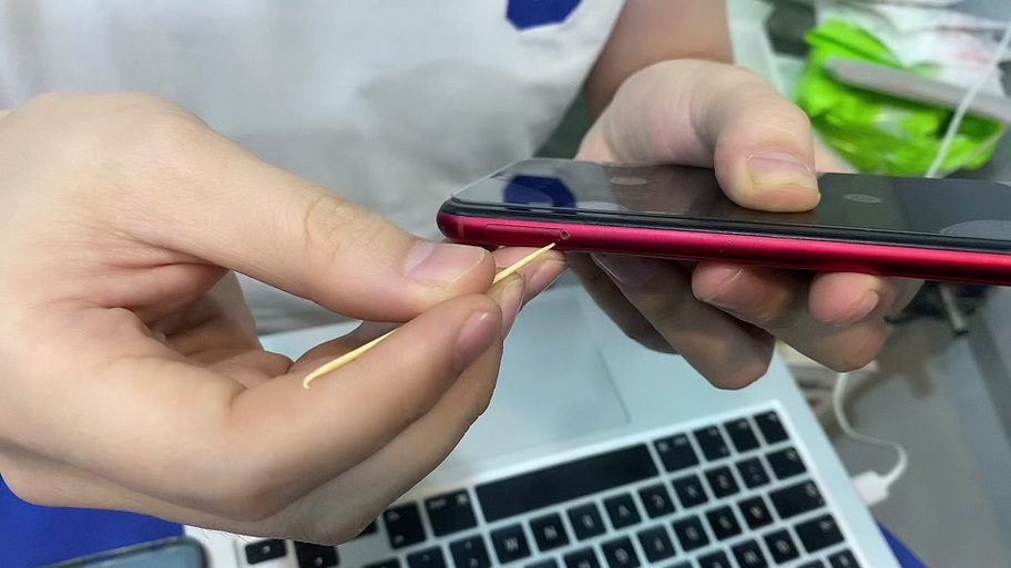 手机取卡孔戳不动怎么办