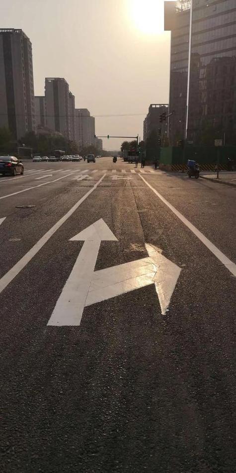 在直行车道右转了