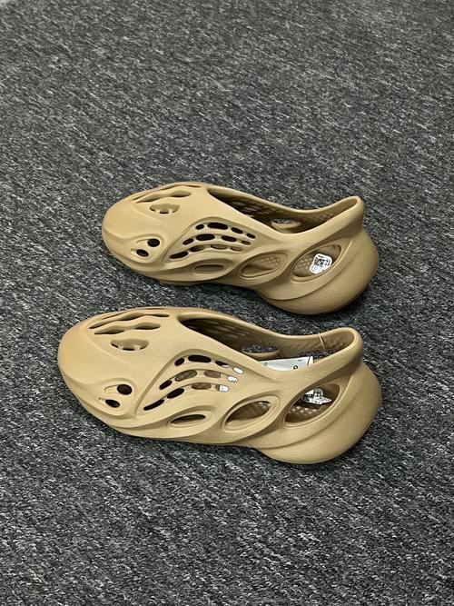 yeezy洞洞鞋缩略图