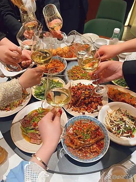 高情商女人聚会发朋友圈