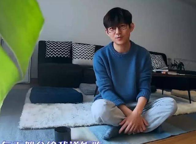 何炅目前居住在哪里?