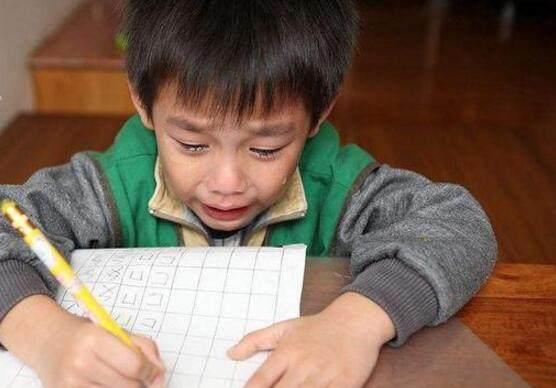 小孩子一只眼睛流眼泪图标