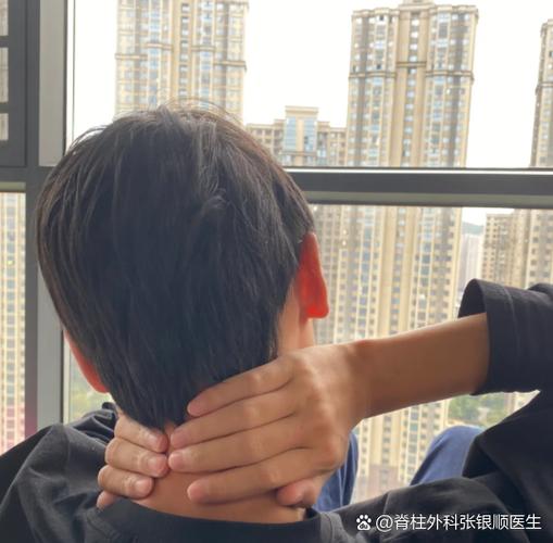 脖子落枕不能转头一动就痛该怎么办