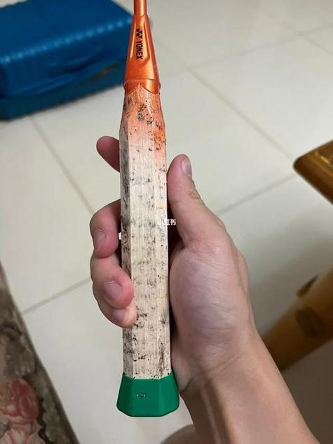 羽毛球拍怎么拆底胶