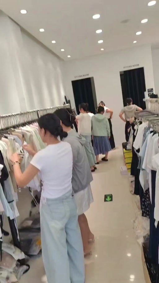 服装店衣服图片缩略图