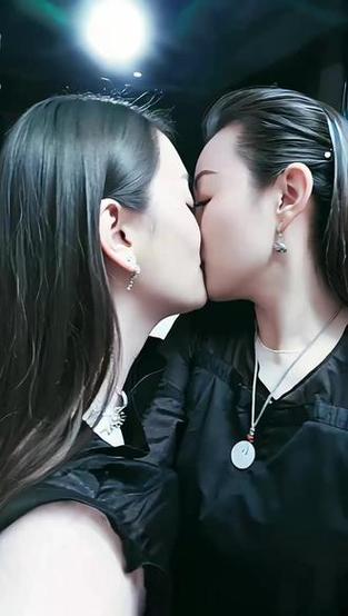AI挑战接吻