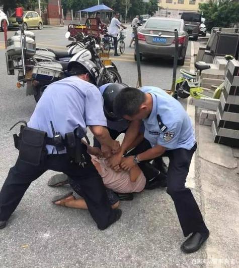 警察抓人表情包缩略图