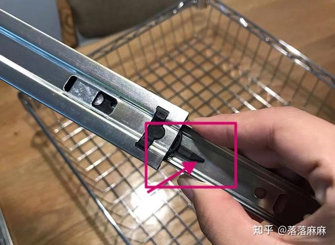 厨房碗柜拉篮拆卸方法