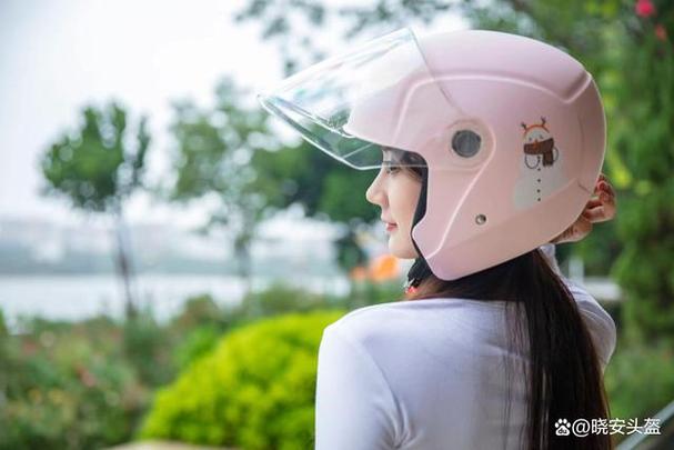 怎样戴头盔不压趴头发