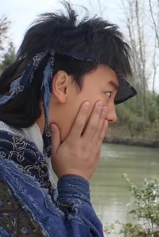 孔雀翎秋凤梧喜欢谁