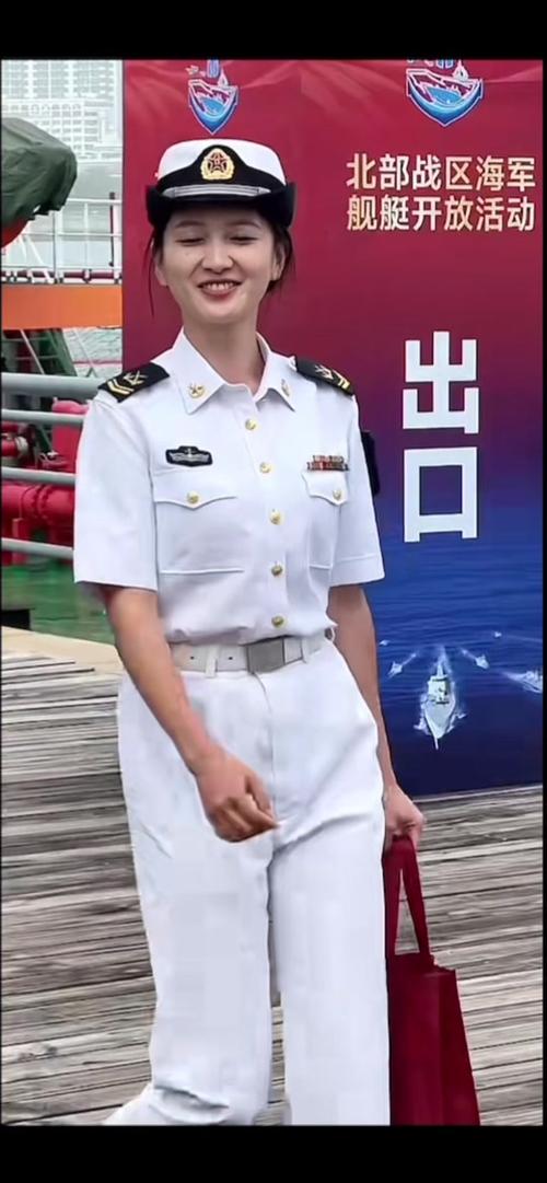 杭州街拍海军女兵视频截图