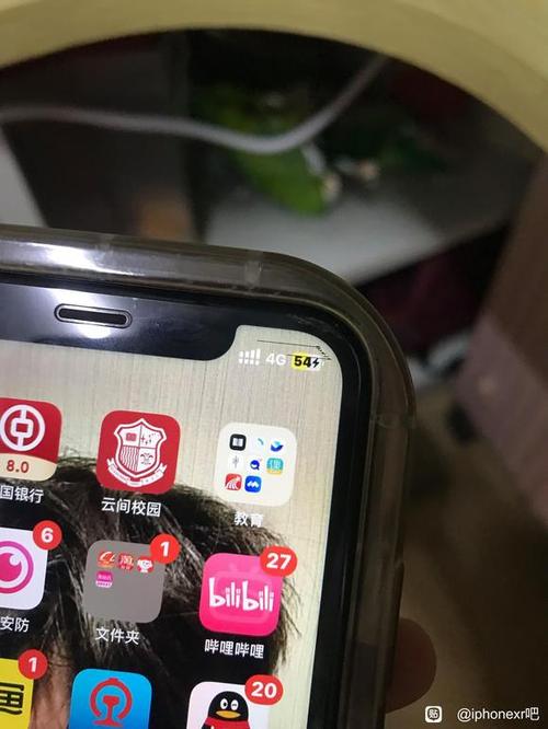 手机屏幕摔出一条黑线