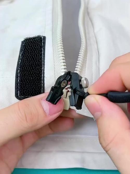 拉链底部堵头掉了妙招