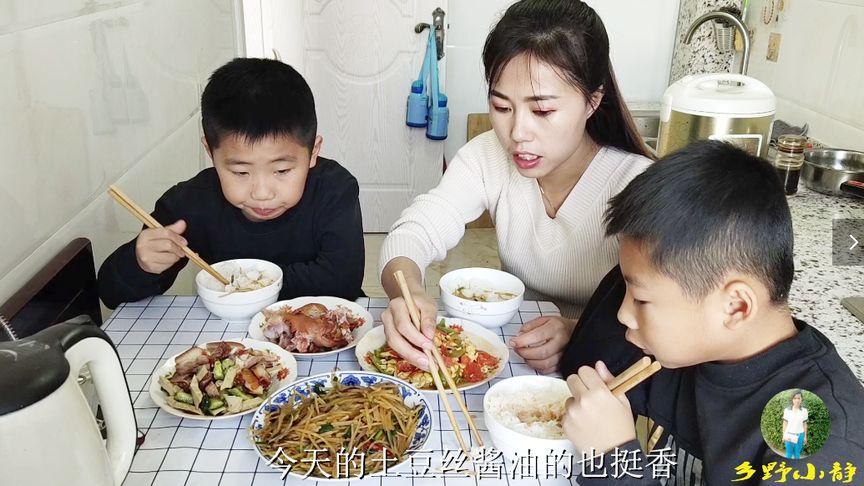 两个儿子妈妈做饭