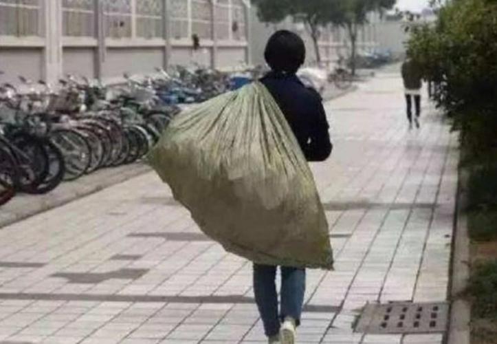 扛麻袋的照片截图