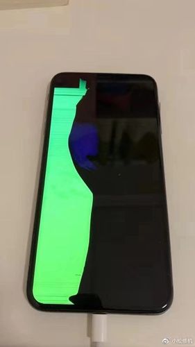 手机屏幕摔出黑色斑块