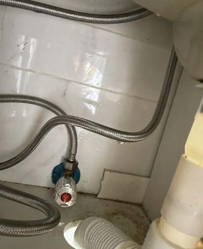 卫生间洗手盆漏水