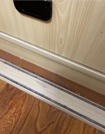 衣柜门脱离滑道怎么办