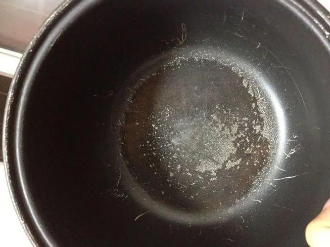 不粘锅内壁黑渍有毒吗