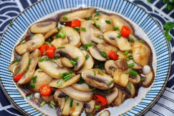 锅巨菜炒蘑菇