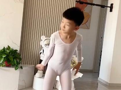 男孩被迫穿白色裤袜怎么处理
