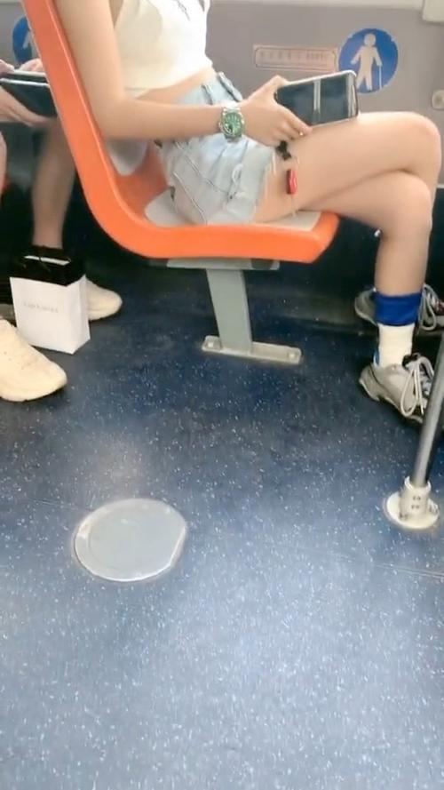 公交车上遇到动心的女孩怎么办
