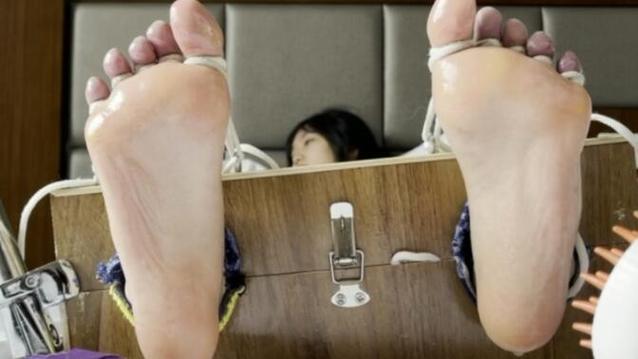 挠美女脚板心搞笑视频游戏截图