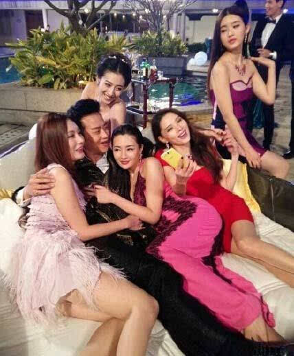 形容身边很多美女人围绕