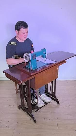 70年代蝴蝶缝纫机图标
