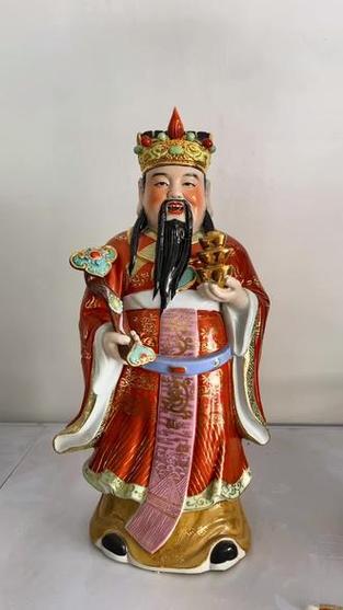 一手金元宝一手玉如意的是谁