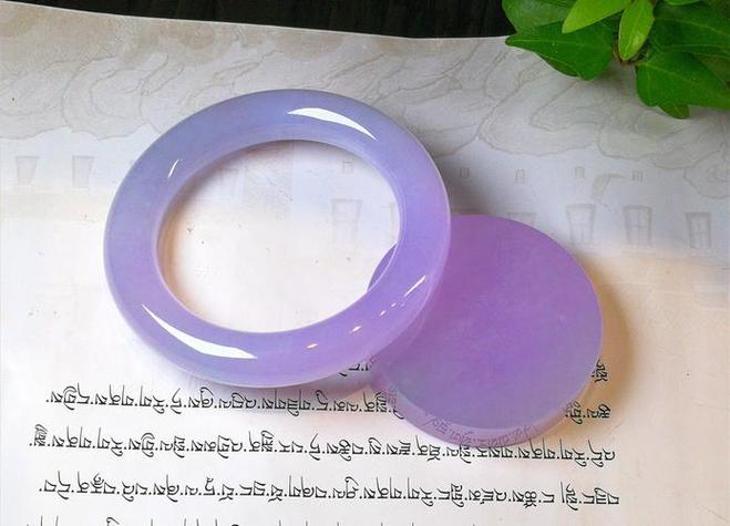 电筒光看到紫色玉