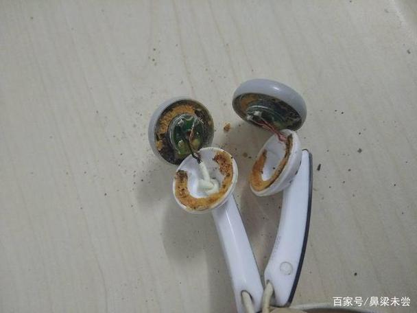 耳机被耳屎堵住了