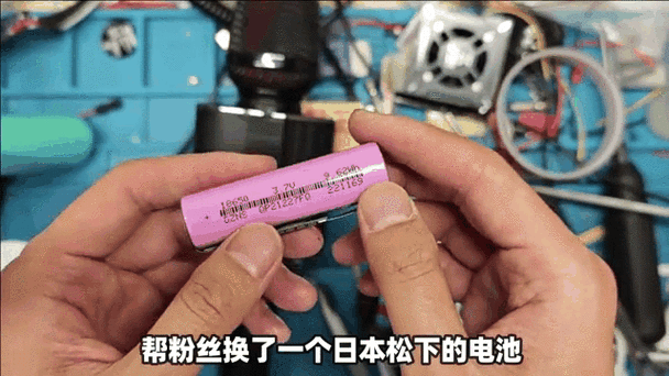 话筒换电池怎么拧不动