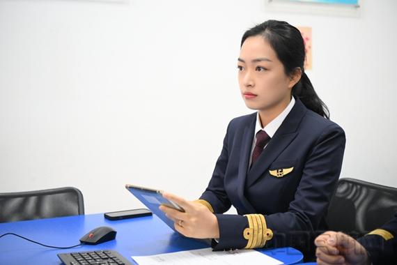 民航副机长制服图片