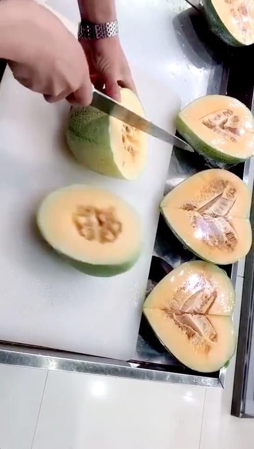 哈密瓜爱心形状切法