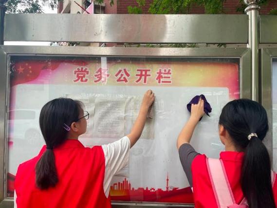 社区志愿者清理小广告